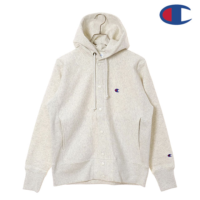 [ ブランド ] Champion　チャンピオン [ ジャンル ] シャツ／フーディー [ 素　 材 ] Reverse Weave 11.5oz Terry Fleece （Cotton 90％／Polyester 10％） [ サイズ ] 身丈×身幅×肩幅×袖丈（cm） Mサイズ：65×55×43×62.5 Lサイズ：68×57×45×64.5 XLサイズ：71×59×47×66.5 ※カタログ表記サイズの為、実寸とは値が異なる場合がございます。 キングオブスウェットの代名詞「リバースウィーブ」製法のフーディー！ 1919年アメリカのニューヨーク州ロチェスターで産声をあげた『Champion』。その歴史はスウェットシャツの歴史ともいえます。エイブ＆ウィリアム・フェインブルーム兄弟が創業した「チャンピオン・ニッティング・ミルズ社」は当初チャンピオンのセーターを販売していました。その後、屋外労働者の防寒用に開発したウール下着が米軍の訓練用のウェアに採用され、現在のスウェットシャツの原型が出来上がると、それがスポーツウェアとして注目され、1920年後半には大学生アスリートたちの必須アイテムとなりました。そしてアスリートたちのキャンパスライフのみならず、アメリカの若者の間に急速に浸透していったのです。いつの時代も品質にこだわり、より良いものづくりに挑戦し続けてきたチャンピオン。機能的なデザイン・耐久性・素材・縫製といったひとつひとつのディテールにこだわるクラフトマンシップは現在も脈々と受け継がれ、日本でも「キング・オブ・スウェットシャツ」として親しまれ、多くのファンに愛用されています。 洗うほどにタフになり、着こむほどに独特の風合いや味が出るリバースウィーブ11.5ozテリーフリースシリーズのスウェットフーディー。キングオブスウェットの代名詞でもあるリバースウィーブ製法で縫製されているので、着心地はもちろん、耐久性にも優れています。脇は肌当たりが優しく長持ちするフラットシーマ仕様。左胸・左袖にお馴染みのCマークがあしらわれた飽きのこないオーセンティックなデザインです。納得の着心地を是非一度ご体感ください！ ■リバースウィーブ製法 スウェットが縦方向に縮むのを軽減するために、本来縦に使われている生地を横方向に使用。この編み生地の縦と横を逆にするという意味から「リバースウィーブ」と名付けられました。1983年に製法特許を取得して以来、その高いクオリティは、ミリタリーで鍛えられ、過酷なフィールドで活躍するアスリートたちにも認められてきました。また、その独特なディテールと抜群の着心地は全米カレッジで人気を博し、スウェットの代名詞として不動の地位を築くとともに、今もなお進化し続けています。 アパレル/洋服/トップス/長袖/ロングスリーブ/スウェット/シャツ/フーディー/パーカー/スナップボタン/メンズ/オートミール ※在庫の管理には万全を期しておりますが、実店舗との在庫共有や仕入先様在庫状況の変化により売り違いが発生してしまう場合もございます。誠に恐れ入りますがご理解の上、ご了承下さい。