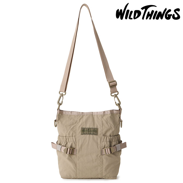 ワイルドシングス | WILD THINGS 当店はワイルドシングス正規取扱店です。ご安心してショッピングをお楽しみください。 商品情報 [ ブランド ] ワイルドシングス　WILD　THINGS [ ジャンル ] ショルダーバッグ [ 素　 材 ] N140Dリップストップナイロン [ 原産国 ] フィリピン [ サイズ ] W21×H26×D7（cm）　5リットル ※カタログ表記サイズの為、実寸とは値が異なる場合がございます。 ミリタリーをまとったコンパクトサイズ 『WILD THINGS』は、登山家のジョン・ボーチャードとマリー・ミューニエール夫妻によって、1981年に創立されました。フランスのシャモニーで代々続いているマウンテンガイドの娘として生まれたマリーは、これまで培ってきた知識と経験をフィードバックし、「Light is right」をモットーに開発・デザインを行うことで、ワイルドシングスブランドを名実ともに米国を代表するアウトドアブランドへと躍進させました。特に新素材の採用にも積極的で、その優れた機能性により、現在でも多くのプロ登山家の支持を集めています。防寒性を追求した機能的なウェア、丈夫なラゲージ等は、米国陸軍・海軍にも継続的に採用されています。 ミリタリーラインのコンパクトなショルダーバッグ。N140Dリップストップナイロンを採用し、軽快に持ち歩けるサイズ感ながらしっかりとした収納力を確保。5Lの容量でお出かけの必需品をまとめるのに最適なサイズです。 【特長】 ・コンパクトな5L：財布・スマホ・鍵などの日常必需品を整理してスマートに持ち歩ける ・豊富なポケット：Sサイズながら収納ポケットが充実し、整理しやすい設計 ・N140Dリップストップナイロン：タフで軽量、耐久性に優れたミリタリーグレード素材 ・タクティカルなデザイン：バックルやDリングがコーデのアクセントに ショルダーバッグ ワンショルダー ミリタリー ナイロン メンズ レディース ユニセックス 通勤 通学 アウトドア カジュアル ベージュ ※在庫の管理には万全を期しておりますが、実店舗との在庫共有や仕入先様在庫状況の変化により売り違いが発生してしまう場合もございます。誠に恐れ入りますがご理解の上ご了承下さい。