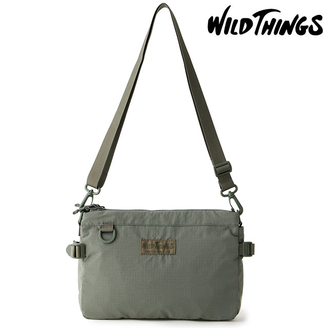 ワイルドシングス | WILD THINGS 当店はワイルドシングス正規取扱店です。ご安心してショッピングをお楽しみください。 商品情報 [ ブランド ] ワイルドシングス　WILD　THINGS [ ジャンル ] ショルダーバッグ／サコッシュ [ 素　 材 ] N140D 5mmリップストップ W/S [ 原産国 ] フィリピン [ サイズ ] W28×H20×D6（cm）　6リットル ※カタログ表記サイズの為、実寸とは値が異なる場合がございます。 スタイルに溶け込むミリタリーサコッシュ 『WILD THINGS』は、登山家のジョン・ボーチャードとマリー・ミューニエール夫妻によって、1981年に創立されました。フランスのシャモニーで代々続いているマウンテンガイドの娘として生まれたマリーは、これまで培ってきた知識と経験をフィードバックし、「Light is right」をモットーに開発・デザインを行うことで、ワイルドシングスブランドを名実ともに米国を代表するアウトドアブランドへと躍進させました。特に新素材の採用にも積極的で、その優れた機能性により、現在でも多くのプロ登山家の支持を集めています。防寒性を追求した機能的なウェア、丈夫なラゲージ等は、米国陸軍・海軍にも継続的に採用されています。 街歩きなどで活躍間違いなしのミリタリーサコッシュ。N140D 5mmリップストップW/S素材を採用し、コンパクトながら使い勝手に優れた設計です。フェスやアウトドア、日常の外出まで、軽快なスタイルで荷物をまとめられます。 【特長】 ・6Lのコンパクト容量：財布・スマホ・イヤホン・鍵などの必需品をすっきりまとめられる ・N140D 5mmリップストップ：軽量かつ耐久性の高いウォータースプラッシュ加工素材 ・幅広い用途：フェス・アウトドア・街使いなど、あらゆるシーンで活躍 サコッシュ ショルダーバッグ ミリタリー ダブルポーチ コンパクト フェス アウトドア カジュアル 旅行 散歩 ウォーキング メンズ レディース ユニセックス グリーン カーキ ※在庫の管理には万全を期しておりますが、実店舗との在庫共有や仕入先様在庫状況の変化により売り違いが発生してしまう場合もございます。誠に恐れ入りますがご理解の上ご了承下さい。