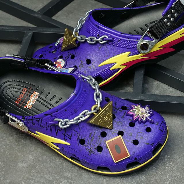 crocs クロックス サンダル メンズ 遊戯王 闇遊戯 クラシッククロッグ [213589-90H FW26] Yu-Gi-Oh! Yami Yugi Classic Clog 靴 軽量 スライドサンダル コラボ ネイビー Multi 正規取扱店