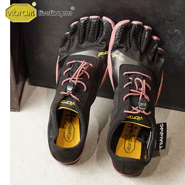 [ ブランド ] ビブラムファイブフィンガーズ 　vibram fivefingers [ ジャンル ] 5本指シューズ　ベアフット [ 素　 材 ] アッパー：Polyester fabric 中敷き：2mm EVA + Antimicrobal Drilex Sockliner ソール：XSTREK Rubber 3mm + 3D Cocoon Mesh [ 適合性 ] ・トレーニング　・フィットネス　 【足の指が地面を掴む感覚を得られるランニングシューズ】 『Vibram FiveFingers（ビブラムファイブフィンガーズ）』は、1936年に最初の登山用のゴム底を発明したVibram社（ビブラム社）の創設者の、ヴィターレ・ブラマーニの孫であるマルコ・ブラマーニに提案された新感覚シューズです。山への情熱ではなく、海への情熱を燃やすマルコ・ブラマーニは、地下足袋のようで第二の皮膚のような感覚の靴のアイデアに魅了され、この5本指シューズを考案しました。 裸足に近いこのビブラムの5本指シューズは、5本の指が自由に動き裸足と同じ開放的な気持ちよさを感じる事ができます。また様々なスポーツ、エクササイズや遊びの中で、裸足と同じような無理のない自然な動きによって、バランス感覚や敏捷性が高まり、足腰の強化が期待できます。 3ミリのアウトソールで超素足感覚を実現！グリップ力も優れており、最大限、地面を足で感じることができます。紐もマジックテープがなくてもガッチリと固定。これ以上柔らかいシューズはないでしょう！ジム、カジュアル、職場のスリッパ代わりと使い方は自由自在。使用しているXS TREKソールはジグザグ模様でグリップ力と柔軟性を兼ね備えます。跡を残さないため室内にも適しています。 ※こちらのモデルは小さめに作られていますので、1サイズ大きいサイズがおすすめです。 ■サイズ測定方法 ビブラムファイブフィンガーズ（ビブラム5本指シューズ）を心地良く履くためには、一番適切なサイズが何であるかを知る事がなによりも大切です。壁に足をかかとから付け、壁から一番長い指までの長さ（エジプト型の方であれば親指、ギリシャ型の方であれば人差し指）を図ってみてください。実際の裸足の長さに、0.7〜1.0cmを足した数字を選ぶと、多くの方にとって適切なサイズとなります。 ■注意点 ・ビブラムファイブフィンガーズを履いてランニングをする際は、必ずフォアフット着地（かかとではなく、足の前のつま先に近い方を使っての着地）を心掛けてください。通常の運動靴を使っている時のようにかかと着地をしてしまいますと、関節を痛める要因になります。 ・クッションのきいた靴から履き替える際に、慣れるまでの間は長時間でのご使用をお控えください。疲労骨折の要因となります。 ・長時間裸足で着用する場合、摩擦により擦れる場合がございます。予めご了承ください。 シューズ/靴/五本指シューズ/フィットネス/トレーニング/レディース/ウィメンズ ※「あす楽」非対応商品は、お取り寄せでのご対応となる場合がございます。在庫の管理には万全を期しておりますが、実店舗との在庫共有や仕入先様在庫状況の変化により売り違いが発生してしまう場合もございます。誠に恐れ入りますがご理解の上、ご了承下さい。 ■サイズ表記に関する注意点現在お客様より「販売ページのcm表記 [例：W36（22.5cm）] と本体・箱記載のcm表記が異なっているが、誤納品ではないか」というお声を多数いただいております。注文時のEUサイズ表記 [例：W36] と箱記載のEUサイズが合っていれば、誤納品ではございません。予めご了承いただけますようお願いいたします。Vibram社の提示するサイズ（本体・箱に表記）はEU基準で設けられているため、cm表記が曖昧で日本人の足のサイズに合わない場合があるというのが現状です。その故、国内正規メーカー独自でcm表記を設け、より適性に近い値を販売ページに表記しております。ご購入の際は販売ページのサイズ表記をご参照ください。なお測定方法ですが、裸足になって踵から一番長い指先までの長さを測ります。その長さに0.7〜1cm足したものに近い数値のサイズをお選びください。