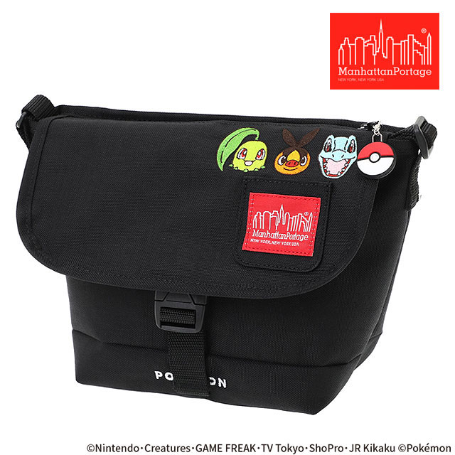 [ ブランド ] マンハッタンポーテージ　Manhattan Portage [ ジャンル ] ショルダーバッグ／ワンショルダー／メッセンジャーバッグ [ 素　 材 ] 1000D CORDURA Classic Fabric [ 原産国 ] 台湾 [ サイズ ] W29×H18×D13（cm） ※カタログ表記サイズの為、実寸とは値が異なる場合がございます。 世界を魅了する「ポケットモンスター」をフィーチャーしたシーズナルコレクションの最新作！ 1983年にNYCで誕生した『Manhattan portage（マンハッタン ポーテージ）』は、常に変わりゆくNYCの街と共に歴史の波を乗り越えてきました。マンハッタンの摩天楼を象ったスカイラインのロゴはNY、ロンドン、東京、サンフランシスコ、シンガポール、ボストン、北京など、今や世界中のあらゆる人に愛用されています。全てのシリーズにクオリティと、いつの時代にも適応する不変的なプロダクトを、これからも創造し続けます。 幅広い世代から愛され続けている日本が誇る大人気コンテンツ“ポケットモンスター”をフィーチャーした、第2弾のコレクション。チコリータ・ポカブ・ワニノコのデザインやモンスターボールのシリコンチャームが付いたファンにはたまらないアイテムです。子供から大人まで、ポケモンの魅力を日常生活の中で楽しむことができる、唯一無二のスペシャルアイテムをお見逃しなく！ マンハッタンポーテージ マンハッタン 鞄 かばん バッグ bag ショルダーバッグ ワンショルダー メッセンジャーバッグ 肩掛け ファスナー コーデュラナイロン 合成繊維 カジュアル メンズ レディース アウトドア レジャー 旅行 フェス ポケットモンスター ポケモン チコリータ ポカブ ワニノコ モンスターボール 黒 ブラック ※在庫の管理には万全を期しておりますが、実店舗との在庫共有や仕入先様在庫状況の変化により売り違いが発生してしまう場合もございます。誠に恐れ入りますがご理解の上、ご了承下さい。
