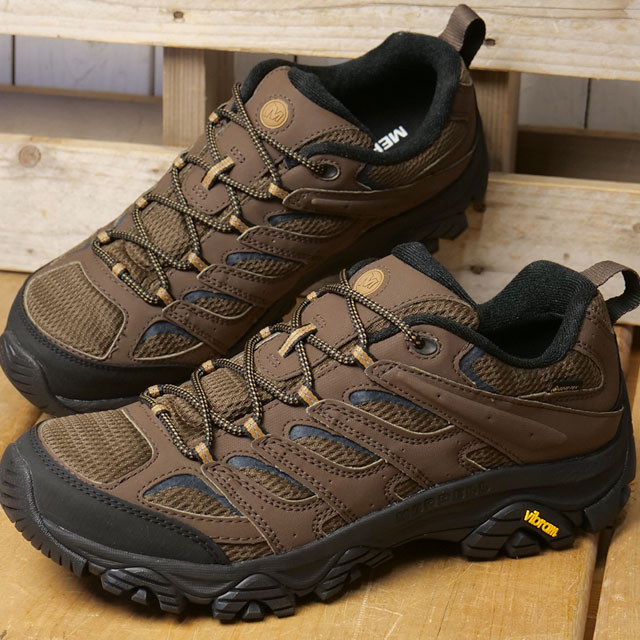 [ ブランド ] メレル　MERRELL [ ジャンル ] スニーカー／トレッキングシューズ [ 素　 材 ] アッパー：シンセティックレザー／メッシュ アウトソール：Vibram TC5+ [ 原産国 ] ベトナム 透湿性・防水性に優れた全天候型ハイキングシューズ 1970年代、ユタ州バーナルでカスタムメイドのカウボーイブーツ職人をしていたランディ・メレルは、靴職人としての腕を試そうとハイキングブーツの製作に取りかかります。彼が誇りとしているカウボーイブーツと同じ木型を使って作り上げられる高品質のオーダーメイドブーツは、「履き心地とフィット感がすばらしい」と口コミで瞬く間に全米に広まり、1981年に『バックパッカーマガジン』誌上で“北米で最も機能的で快適な靴”に選ばれました。この記事に反応したのが、熱狂的なアウトドアフリークであると同時にブーツについての造詣が深いジョン・シュバイツァーとクラーク・マティス。2人は理想的なハイキングブーツを探しており、ランディ・メレルとの出会いはまさに運命的とも言えるものでした。そんな3人の力が集結し、メレル・ブーツカンパニーが誕生。「一切の妥協を許さない」ことをポリシーとして、今なお最高のクオリティーを維持し続けています。 2007年発売以降、世界累計2,800万人以上のアウトドアファンの足を支え、いまだ進化を続けるハイキングシューズのアイコンモデル「MOAB（モアブ）」。『MOAB 3 SYNTHETIC GORE-TEX』は、合成皮革とメッシュ素材のコンビネーションアッパーで通気性を確保し、軽量化を実現。シュータンサイドからの水の侵入を防ぐ構造に加え、ゴアテックスを採用し高い防水性を備えています。アウトソールにはヴィブラム社がメレル専用に開発した高性能アウトソール“Vibram TC5+”を採用。優れたグリップ力と耐久性を発揮します。また、足の疲労軽減に期待できるメレル独自のエアークッションを搭載することで、安定した歩行をサポート。さらに、低反発なEVA素材を配合したインソールがアーチとヒールをサポート。取り外しも可能です。シューレースとウェビング、通気性に優れたメッシュライニングには100％リサイクル素材を採用。ライトハイキングからデイリーユースまで、幅広く活躍できるモデルです。 靴 シューズ フットウェア shoes sneaker footwear メレル モアブ3 アウトドア トレッキング ハイキング レジャー ゴアテックス ウォータープルーフ 透湿 防水 防滴・防水機能有 合皮・フェイクレザー ビブラム メンズ ブラウン系 カジュアル シンプル ストリート スポーティ 定番 ローカット 製造国:ベトナム ※在庫の管理には万全を期しておりますが、実店舗との在庫共有や仕入先様在庫状況の変化により売り違いが発生してしまう場合もございます。誠に恐れ入りますがご理解の上、ご了承下さい。