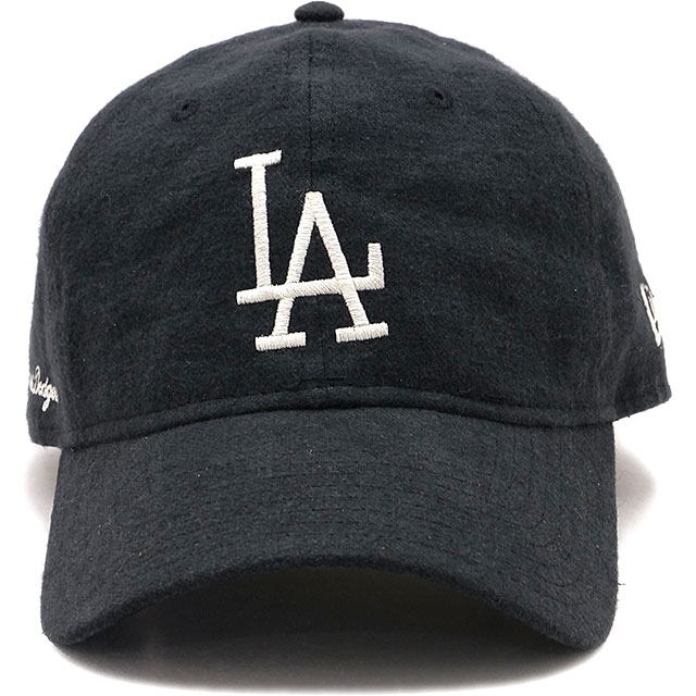 ニューエラ | NEW ERA 当店はニューエラ正規取扱店です。ご安心してショッピングをお楽しみください。 商品情報 [ ブランド ] ニューエラ　NEW ERA [ ジャンル ] 帽子／キャップ [ 素　 材 ] 麻 [ 原産国 ] 中国 クラシックな球団ロゴと上質な素材感が融合した、風合い豊かなコレクション ニューエラは米国で1920年に設立されたスポーツ・ライフスタイルブランドです。MLB（メジャーリーグベースボール）唯一の公式選手用キャップサプライヤーであり、新しいスタイル、カテゴリーの商品を生み続けることで、ファッション・カルチャーの領域でも高い支持を受けています。 かつてメジャーリーグで使用されていたクラシックな球団ロゴをフィーチャーした、クーパーズタウンコレクションです。フランス産の上質なフラックス原料を使用したフレンチリネン生地を採用。リネン特有の清涼感と、経年変化によって深みを増す素材感が魅力です。シルエットは、6枚パネルから構成される浅めのクラウンと芯のないフロントパネルが特徴で、柔らかなフィット感をお楽しみいただける定番モデル『9TWENTY』。リアのアジャスターでサイズ調節が可能です。フロントにはロサンゼルス・ドジャースのロゴをレイアウト。ナチュラルな風合いが、春夏のスタイリングに心地よくなじむ仕上がりになっています。 帽子 キャップ cap ニューエラ MLB（メジャーリーグ・アメリカ） ロサンゼルス・ドジャース 麻・リネン ベースボールキャップ カーブドバイザー ストラップバックキャップ メンズ レディース アメカジ カジュアル クラシカル シンプル ストリート スポーティ ロゴ 刺繍 無地 ブラック 黒 クーパーズタウン 製造国:中国 ※在庫の管理には万全を期しておりますが、実店舗との在庫共有や仕入先様在庫状況の変化により売り違いが発生してしまう場合もございます。誠に恐れ入りますがご理解の上ご了承下さい。