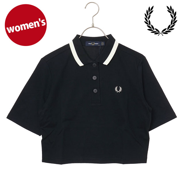 フレッドペリー | FRED PERRY 当店はフレッドペリー正規取扱店です。ご安心してショッピングをお楽しみください。 商品情報 [ ブランド ] フレッドペリー 　FRED PERRY [ ジャンル ] ポロシャツ [ 素　 材 ] 綿100％ [ 原産国 ] 中国 [ サイズ ] 着丈×胸囲×袖丈（cm） 10（日本M相当）：45×91×26 採寸方法はこちら ※カタログ表記サイズの為、実寸とは値が異なる場合がございます。 トレンド感のあるクロップド丈のポロシャツ 卓球選手として活躍した後にテニスに転向し、ウィンブルドン大会3連覇など“イギリスのテニスの神様”と称される伝説のプレイヤー、フレデリック・ジョン・ペリー。そのオシャレな着こなしからファッションリーダー的な地位も確立していた彼が、引退後の1952年に創立したブランドが『FRED PERRY(フレッド・ペリー)』です。月桂樹のロゴで広く知られており、現在はスポーツウェアの枠を超えて、ヴィンテージやモードな要素を取り入れながらオシャレなファッションブランドとしての地位を確立しています。 コットン天竺素材のティップカラーポロ。柔らかなコットン天竺素材に長めの半袖とクロップド丈を組み合わせたモダンなポロです。太めのシングルティッピングを衿にあしらい、短めの丈がトレンド感あふれるスタイリッシュな1枚。色々なボトムスとのスタイリングをお楽しみください！ 洋服 アパレル フレッド ペリー トップス ポロシャツ 半袖 綿・コットン レディース ロゴ ライン ワンポイント クロップド丈 ショート丈 クラシカル コンサバティブ トラッド カジュアル シンプル スポーティ ブラック 黒 ※在庫の管理には万全を期しておりますが、実店舗との在庫共有や仕入先様在庫状況の変化により売り違いが発生してしまう場合もございます。誠に恐れ入りますがご理解の上ご了承下さい。