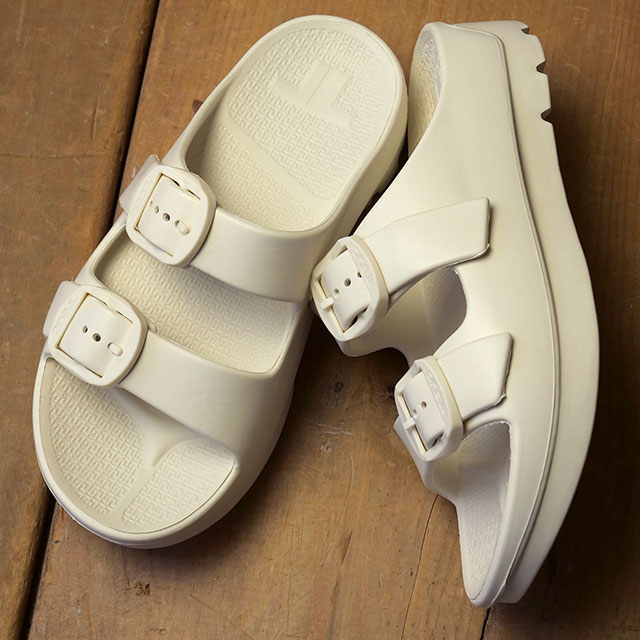 テリック | TELIC 当店はテリック正規取扱店です。ご安心してショッピングをお楽しみください。 商品情報 [ ブランド ] テリック TELIC [ ジャンル ] サンダル [ 素　 材 ] アッパー：EVA [ 原産国 ] 中国 デザイン性と機能を両立させた人気バックルモデルがアップデート 『TELIC（テリック）』は、2012年にアメリカで誕生し、2018年に日本人の足に一層フィットするモデルとして生まれ変わったリカバリーフットウエアブランドです。より優しい履き心地を求めて開発されたジャパンオリジナルモデルは、“雲を歩くような履き心地”と評されるほどの快適性を実現。アクティブなライフスタイルを送る人々や多くのアスリートから支持されています。 包み込まれるフィット感と、安心感のあるホールド感。Wバックル仕様により、甲の高さに合わせた調整が可能で、幅広い足型に対応。よりパーソナルなフィット感を実現します。厚みのあるソールが生み出す立体的なシルエットは、足元に存在感をプラス。機能性とファッション性を兼ね備えた厚底タイプで、デイリーカジュアルからスポーツ後のリラックスタイムまで幅広いシーンで活躍します。 サンダル リカバリーサンダル フットウェア シューズ 回復 アフタースポーツ シンプル カジュアル トレーニング ジム メンズ レディース アイボリー ベージュ ※在庫の管理には万全を期しておりますが、実店舗との在庫共有や仕入先様在庫状況の変化により売り違いが発生してしまう場合もございます。誠に恐れ入りますがご理解の上ご了承下さい。 こちらの商品はセール対象商品となります。1回目サイズ交換無料サービスは適用されませんのでご了承ください。在庫商品には店頭展示品も含まれておりますので若干のキズ汚れ等がある場合がございますが、出荷検品の際機能的な不良や極度の汚れが確認されない場合は良品として出荷いたします。その旨ご理解いただいた上でのご購入をご検討ください。