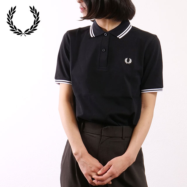 フレッドペリー | FRED PERRY 当店はフレッドペリー正規取扱店です。ご安心してショッピングをお楽しみください。 商品情報 [ ブランド ] フレッドペリー 　FRED PERRY [ ジャンル ] ポロシャツ [ 素　 材 ] 綿100％ [ サイズ ] 着丈×胸囲×袖丈（cm） 8（日本S相当）：62.5×86×21.75 10（日本M相当）：63×90×22 12（日本L相当）：63.5×94×22.25 採寸方法はこちら ※カタログ表記サイズの為、実寸とは値が異なる場合がございます。 使いやすい定番のフレッドペリーシャツ 卓球選手として活躍した後にテニスに転向し、ウィンブルドン大会3連覇など“イギリスのテニスの神様”と称される伝説のプレイヤー、フレデリック・ジョン・ペリー。そのオシャレな着こなしからファッションリーダー的な地位も確立していた彼が、引退後の1952年に創立したブランドが『FRED PERRY(フレッド・ペリー)』です。月桂樹のロゴで広く知られており、現在はスポーツウェアの枠を超えて、ヴィンテージやモードな要素を取り入れながらオシャレなファッションブランドとしての地位を確立しています。 袖にティップラインをあしらったフレッドペリーシャツ。G3600モデルは、オリジナルのG12テニスシャツをさらにきちんとした印象のカフと襟で仕上げました。強撚糸を使用している為、シャリ感のある生地に。キレイめスタイルからカジュアルスタイルまで幅広く対応します。お好みのスタイルでお楽しみください。 洋服/アパレル/トップス/半袖/ポロシャツ/コットンピケ/定番/レディース ※在庫の管理には万全を期しておりますが、実店舗との在庫共有や仕入先様在庫状況の変化により売り違いが発生してしまう場合もございます。誠に恐れ入りますがご理解の上ご了承下さい。