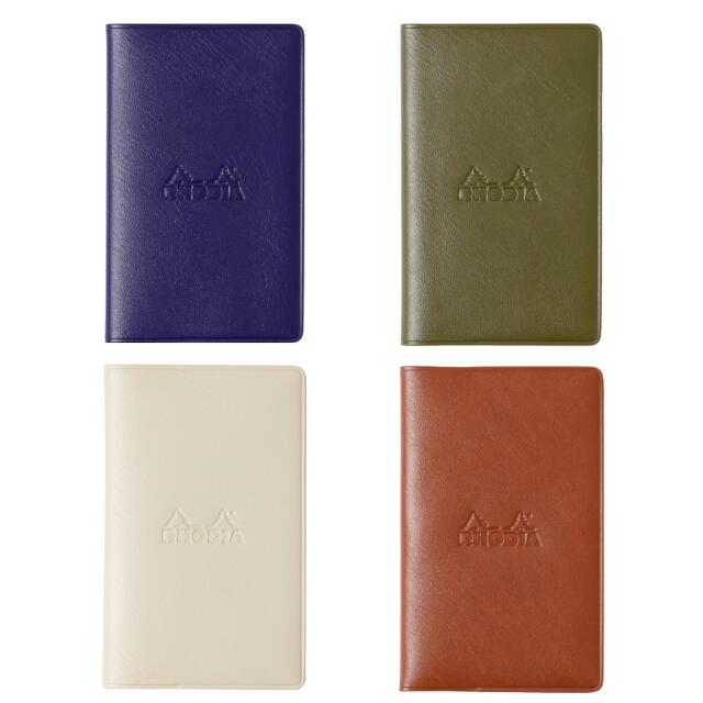 ●サイズ：8×12.8cm ＊ロディアホチキス留めノート・ミニ（方眼・表紙オレンジ）付き ※こちらの商品は同色の2冊セットです。 ●このアイテムについて… 携帯性優れた薄型・軽量なホチキス留めノート用のカバーに、深みのあるアースカラーを使った新ラインが登場。 グレード感のあるPVC素材を使用し、見た目はもちろん実用性にも抜群。汚れや水から大切なノートを保護します。 ポケットにも入るコンパクトな「ミニ」、使いやすい「A5」の2サイズ展開です。 ※カバーとホチキス留めノートがセットされた商品です。 ●ロディア（RODIA）とは… 　1934年にフランスはリヨンで誕生したこのブランド名はフランス四大河川のひとつ、リヨン川を流れるローヌ川（RHONE）に由来しています。メモ用紙部分の基盤として一級の原材料を用い、高品質を実現する、製造当初から今も変わらないロディアの理念です。立位での筆記を前提にしたプロフェショナルユースに耐える機能性と、優れたデザイン性から、フランスの日常に欠かせないプロダクトとして定着すると同時に、そのグリット状のグラフ方フォーマットから、建築家・デザイナー・アーティスト・科学者を中心に、ブロックメモの代名詞として指名されるようになっています。 　そして今、クリエイターからビジネスマン、学生まで大人気です。ロディア(RHODIA) ／ホチキス留めノートカバー mini ／アーストーン　cf119158** 　エンボスロゴ入り　