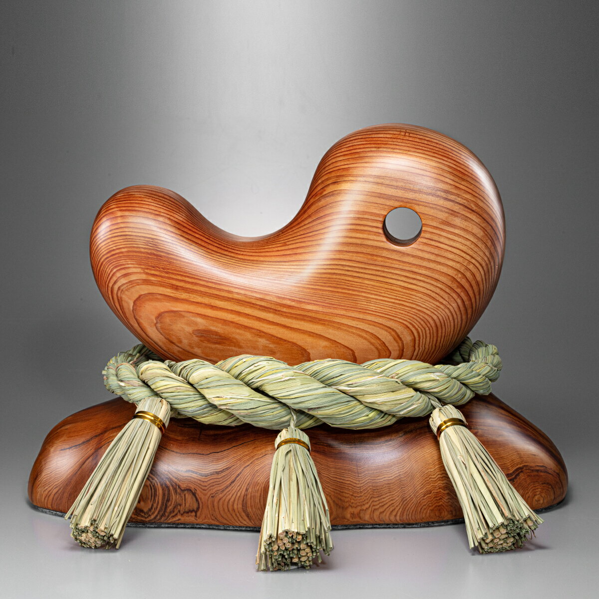 泊健一郎『屋久杉大勾玉』国産 稀少木 彫刻 勾玉 置物 高級 通販 販売 プレゼント ギフト