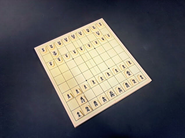 ポケットに収まる将棋盤でいつでも将棋を！ マグネットの将棋盤（中）です。 大きさは、タテ約25.8cm、ヨコ約24.0cmです。 駒を中に収納して折りたたむことができるので持ち歩きに便利です。 付属のプラスチック製の駒にマグネットなっていて、 揺れる車内でも将棋を指せます。 マグネット盤（小） よりひとまわり大きいサイズで、駒が持ちやすく使いやすいです。 商品情報 【種類】　マグネット将棋盤 【サイズ】　タテ 約25.8cm ヨコ　約24cm ご注文、お支払い等について お支払方法は、クレジットカード、銀行振込、各種コンビニ決済がご利用頂くことができます。詳細は、お支払い・送料についてをご覧下さい。 尚、ご注文後に楽天より自動でご注文確認のメールが送信されますが、後日送料を含めた正確なご購入金額を当店より確認メールにてお知らせ致しますので、ご確認下さい。 左の写真をクリックすると大きなサイズでご覧頂くことができます。持ち歩きやすさと使いやすさを兼ね備えたマグネット将棋盤の中サイズ 右の写真のように半分に折りたためます。 付属の駒はプラスチック製です。 マグネットが付いておりますので、 盤に吸着するようになっています。（※スペアの駒はついていません。）