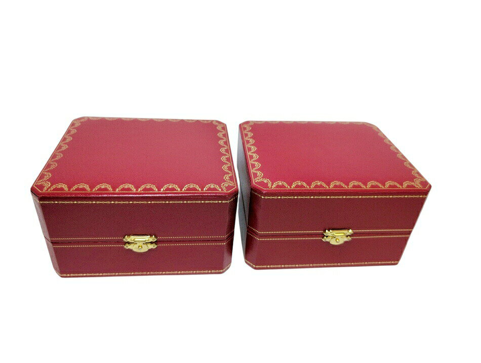 ブランド：カルティエ 商品名：時計用ケース 付属品：なし サイズ：約W15×H8.5×D13cm 程度B（使用感あり） コメント・・・カルティエの時計用のケースです。内箱のみです。2個セットです。※本商品は箱など付属品のみの出品です。時計は含まれません。保管・撮影・ギフト用などにご活用ください。 状態・・・外観に少々の薄傷やスレがります。内側に剥がれや劣化があります。商品番号：Z3356