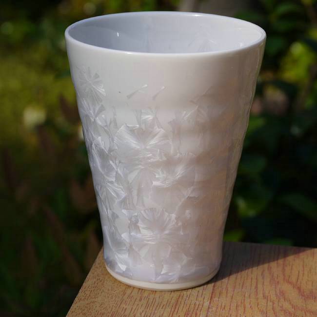 ギフト対応 京焼清水焼の陶あん、花結晶和みカップです。華やかな五色の結晶釉を組合わせました。酒席の器選びが楽しい杯です。写真は複数で写っておりますが、お一つ、単品のお値段です。 ◆当店の京焼清水焼はご自分用だけでなく、 贈り物やお返し、プレゼントに大変喜んで頂いております。 【贈答用】母の日 父の日 敬老の日 バレンタイン ホワイトデー　誕生日プレゼント 【季節の贈答品】 御歳暮　御中元　暑中見舞　寒中見舞 【祝い事・お返し】 御礼　引出物 結婚祝 内祝 御祝 出産祝 新築祝い 【家族の御祝】節句祝　還暦祝　古希祝　喜寿祝　傘寿祝　 米寿祝 卒寿祝 白寿祝 【外国への土産】外国の方へのお土産、プレゼント 【記念品】景品　記念品　開店記念　開業記念　 配り物 他に人生の節目や、粗供養などにもご利用ください。楽天国際配送対象商品（海外配送)詳細はこちらです。 Rakuten International Shipping ItemDetails click here京焼清水焼、陶あんの花結晶のなごみカップ 白です。 写真は複数で写っておりますが、お一つ、単品のお値段です。 華やかな五色の結晶釉を組合わせました。酒席の器選びが楽しい杯です。 鮮やかな結晶が美しく、メタリックな光沢は涼しげ、お酒の色が映える器です。 なごみカップはフリーカップとして、焼酎杯やビアタンブラー、湯呑みなど、 色々にお使い下さい。容量は200cc。細身の形状は女性でも持ちやすいです。 いろんな形の結晶、酒を透して見る見込みの景色も格別です。 雪の花を思わせる結晶がちりばめられ、銀世界。夏場にぴったりの酒器です。 ◆商品番号　7857 花結晶焼なごみカップ　白　陶あん 写真は複数で写っておりますが、お一つ、単品のお値段です。 ■手洗い　◎　食器洗浄機 ×　電子レンジ　× 寸法 直径7.5cm×高さ10cm　容量200cc　化粧箱 ※手作りですので形や色、大きさは1つ1つ異なります。 ■午後3時までのご注文で翌日到着可能です。■ ※北海道・沖縄・秋田・青森・離島など一部地域を除きます。 陶歴　土渕陶あん　陶あん窯 当代の土渕陶あんは、創業から代三代目の当主です。 陶あん窯の作品を特徴づける華麗な色釉は、独自で研究開発された新しい釉薬によるもので、他が追随できない優れた技術になっています。また、その草花を中心とした絵柄は、確回たるデッサンカに裏打ちされ、豊かな表現力をもって見る者の心を打ちます。 近年は市場のニーズを適確にとらえた、インテリア装飾品なども手掛け多＜の賞賛を得ています。 大正十一年、初代　陶あんが開窯。 昭和五十四年、三代目が窯を継承。 昭和二十四年生まれ、京都市出身