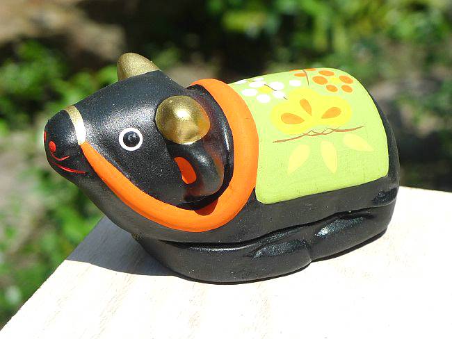 【京焼 清水焼】干支の丑、黒地に松竹梅の色絵が美しい！黒　飾り牛　香合