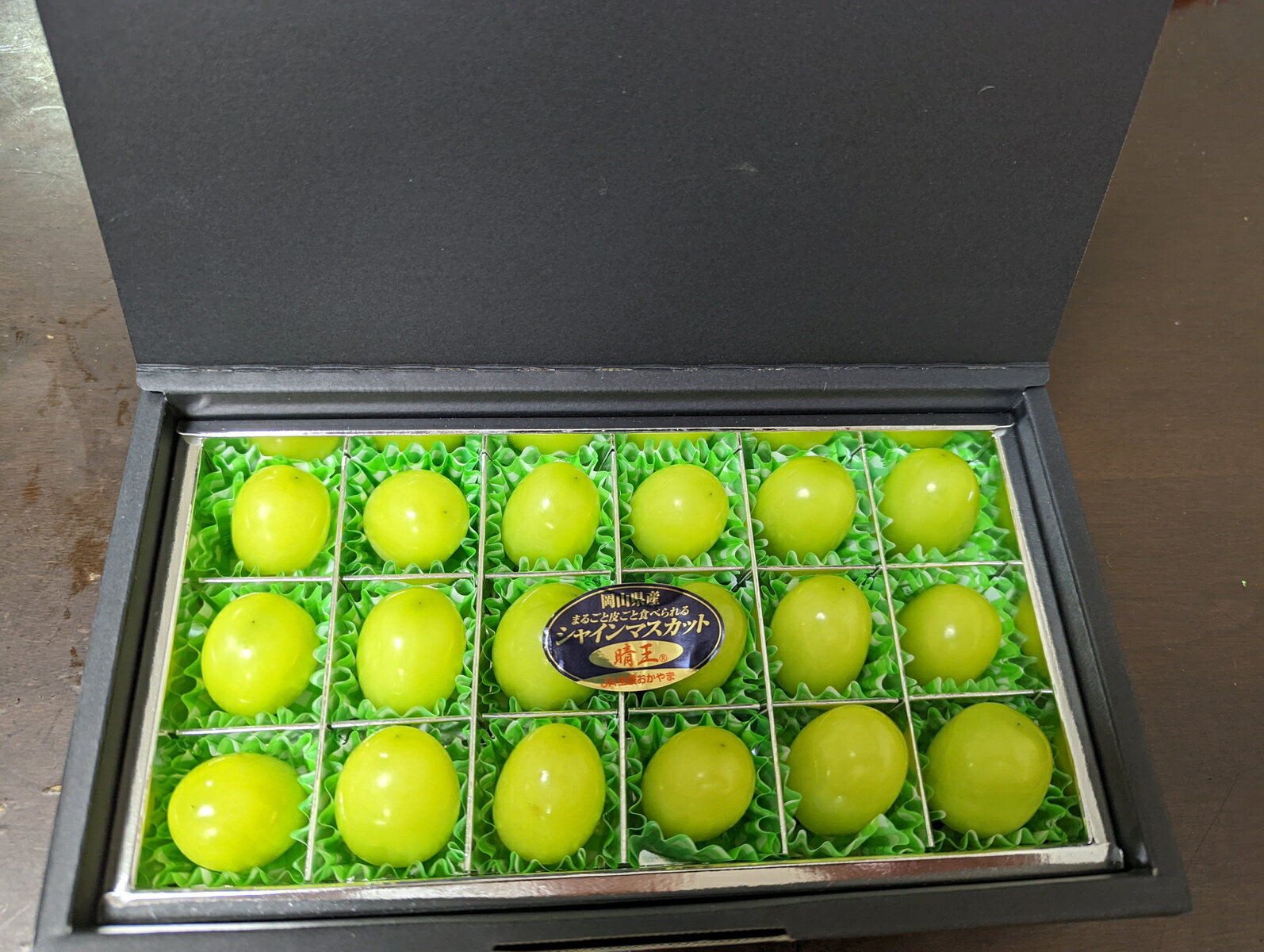 岡山県産　熟撰果！！加温ハウス栽培　Juwelry Fruits ゴールドシャインマスカット1箱18粒 shoku-kurashi-10001969 食 くらし サンプル画像2