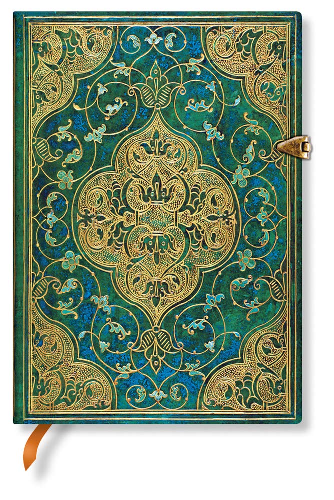 アンティークターコイズ/B6/PB3214-4・Size:B6・パッケージ個数:1・【サイズ】13 x 18 cm /ミディ・【フォーマット】罫線・【ページ数】240・【スタイル】オシャレな留め金・【その他】 糸綴じ製本 中性紙 フリーポケット付本を愛するカナダの出版社が、製本と装丁デザインにこだわって作り上げたハードカバーのノートブック。【装丁デザイン】デザインのもとになっているのは、1514年にパリのサレル製本所によって発行された「Chroniques(年代記)」という書籍の装丁です。その重厚なデザインには、建築、芸術、そして文化的生活のあらゆる側面に影響を与えた華やかなルネッサンスの装飾様式が反映されています。きらびやかな青緑色の表紙が、人生の物語の複雑や文章の無限の可能性を感じさせてくれることでしょう。
