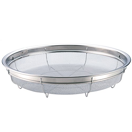 平型-/ワンサイズ/GS-011・パッケージ個数:1・サイズ:内径35×外径37.5×H7.5cm・素材・材質: ステンレススチール・生産国:日本商品紹介 サイズ:内径350×外径375×H75mm 線径:0.45×12メッシュ約1.67mm目 材質:18-8ステンレス より ●日本製、18-8ステンレスのザル ●耐水性、耐蝕性に優れた18-8ステンレス製 ●足付なのでシンク面に直接触れず、水切りもしやすい ●ステンレス線材、12メッシュの商品=1インチの中に12マスの線材が交差している ●中枠部分は一体成型 ●すき間が無く、ゴミが溜まらずに衛生的 ●フチは広めの設計で、扱いやすく、頑丈 ●自動食器洗浄機可 ●製造はステンレス加工の産地、新潟県燕市
