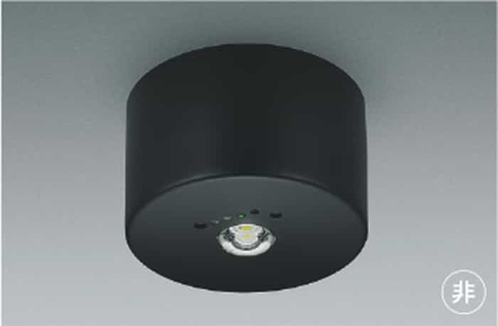 【仕様】●メーカー：コイズミ照明/KOIZUMI●型番：AR52854●JANコード：4906460692563●LED一体型●直付型●低天井用(〜3m)●非常時のみ点灯●光源色：昼白色●色温度:5000K●本体：鋼・ブラック塗装●サイズ：高さ95mm・幅Φ150mm●質量：0.9kg●電圧：100〜242V対応タイプ●消費電力：1.4W●蓄電池：ニッケル水素蓄電池●適合蓄電池:3H15DA●非常点灯時光束：415lm●自己点検機能付●充電モニタ付●調光器併用不可●電池内蔵形住宅用非常灯評定番号：AH1-002【ご注意】※調光はできません。※LEDにはバラツキがあるため、同一品番商品でも商品ごとに発光色、明るさが異なる場合があります。※48時間充電してからお使いください。設置後は通電し、蓄電池を充電しないと非常点灯しません。