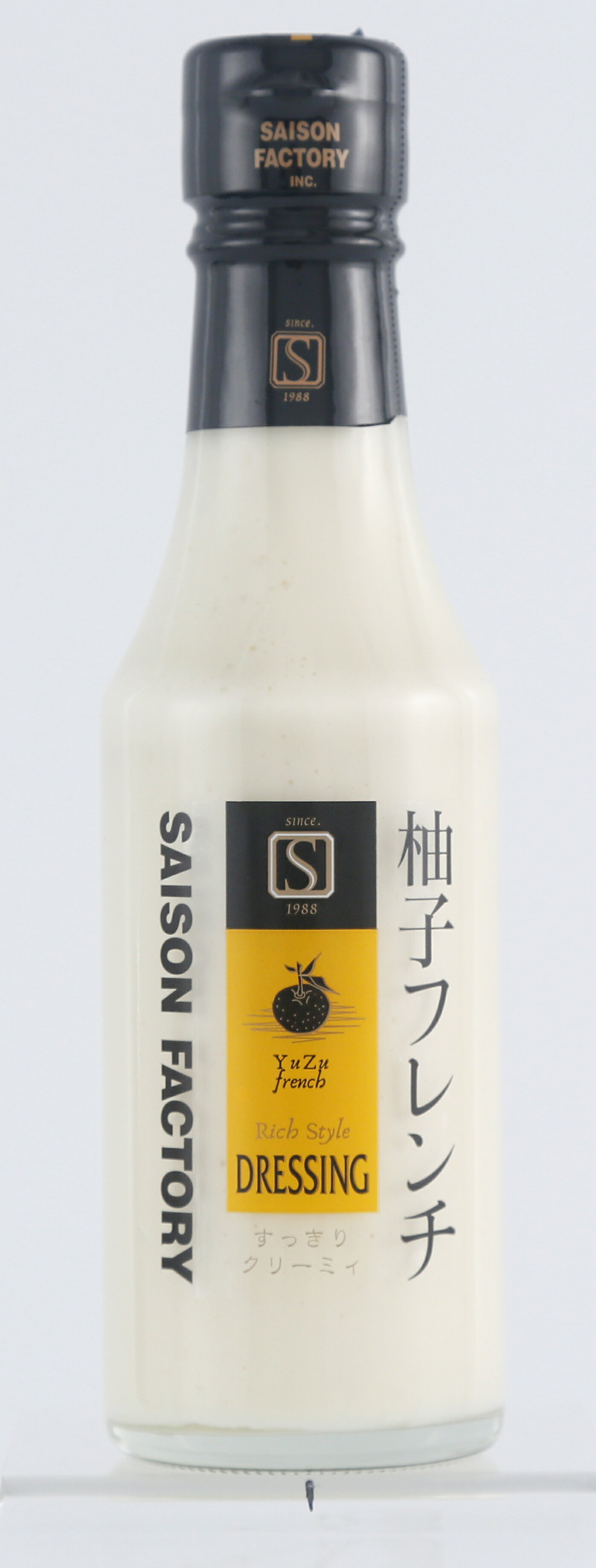 原材料： 食用植物油脂、かんきつ果汁（ゆず、レモン）、たまねぎ、砂糖混合ぶどう糖果糖液糖、醸造酢、白ワイン（ゼラチンを含む）、食塩、発行風味料（乳成分・小麦を含む）、卵/調味料（アミノ酸）、増粘剤（キサンタン） エネルギー：504kcalたんぱく質：0.6g脂質：50.6g炭水化物：10.7g食塩相当量：1.91g国産柚子果汁を使用し、爽やかなかんきつの香り漂うフレンチドレッシング。白ワインビネガーと白ワインを使用し、味に深みとうまみをプラス。野菜やポテトサラダ、白身魚のフライ、温野菜にかけるのがお勧めです。