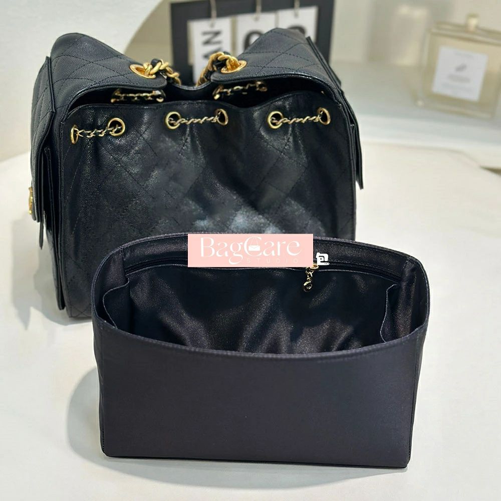 ブランド：BagCare *ご注意：この商品はChanel対応の互換商品です。バッグは参考だけにして販売しません。 【注意事項】 1.当店で取り扱っている商品は、ブランドバッグ用の「バッグインバッグ」「ショルダーストラップ」「バッグ改造用パーツ」などに限られます。商品ページに掲載されているバッグの画像はあくまで参考イメージであり、実際の販売商品ではございませんので、ご購入前に必ずご確認ください。誤解による返品につきましては、送料・手数料等はお客様のご負担とさせていただきます。 2.当店商品はお客様ご自身によるバッグの整理・カスタマイズを目的とした互換品・付属品です。改造や使用によりバッグが損傷したり、機能が失われたりする場合、当店はは一切の責任を負いかねますので予めご了承ください。 3.商品画像はお使いのモニタ端末などにより、実物と色味や質感が多少異なって見える場合がございます。 4.注文受付と入金確認の時間差により、稀に在庫切れが発生する可能性がございます。その際は誠に恐縮ですが注文をキャンセルさせていただきます。また複数商品をご購入の場合、発送方法が変更される可能性がございます。 5.ご登録住所に不備がある場合、商品をお届けできないことがあります。宛先不明による返送や再配達が生じた際の費用はお客様のご負担となりますので、住所情報の正確なご入力をお願い申し上げます。