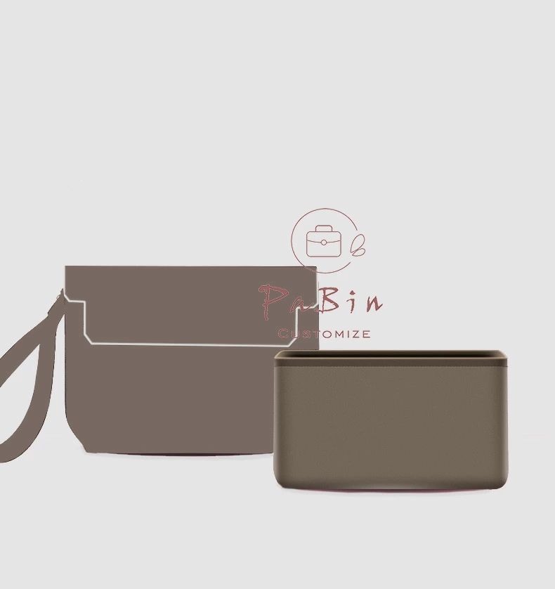 ブランド：BagCareご注意この商品はHermes Kelly depeches の互換商品です。バッグはただの参照物で、非売品です。 ゴチャゴチャしているバッグの中がすっきりと片付きます。内容物が一目瞭然で、取り出し易く使いやすい鞄になります。 素材が柔らかいので、財布などデリケートな小物に傷を付けず収納ができます！また、軽量でバッグの中に入れても重くならず便利です！ 収納力抜群！仕切りポケット、携帯電話や鍵、化粧品、ハンカチ、財布、リップクリームなどの小物をキチンと収納でき、自分の必要なものを簡単に見つけます。 単独で使うときはしっかり立つことができ、カバンの中に置いた時はバッグのへたる形も安定します。形は変形しやすく鞄に完璧な組み合わせ、たくさんものを入れてもしっかりしています。 ブランドのバッグに対応して専用のバッグインバッグ！普段買っている共通のカバンに対して、サイズが合わないなどの気まずさを避けました。 【注意事項】 1.当店で取り扱っている商品は、ブランドバッグ用の「バッグインバッグ」「ショルダーストラップ」「バッグ改造用パーツ」などに限られます。商品ページに掲載されているバッグの画像はあくまで参考イメージであり、実際の販売商品ではございませんので、ご購入前に必ずご確認ください。誤解による返品につきましては、送料・手数料等はお客様のご負担とさせていただきます。 2.当店商品はお客様ご自身によるバッグの整理・カスタマイズを目的とした互換品・付属品です。改造や使用によりバッグが損傷したり、機能が失われたりする場合、当店はは一切の責任を負いかねますので予めご了承ください。 3.商品画像はお使いのモニタ端末などにより、実物と色味や質感が多少異なって見える場合がございます。 4.注文受付と入金確認の時間差により、稀に在庫切れが発生する可能性がございます。その際は誠に恐縮ですが注文をキャンセルさせていただきます。また複数商品をご購入の場合、発送方法が変更される可能性がございます。 5.ご登録住所に不備がある場合、商品をお届けできないことがあります。宛先不明による返送や再配達が生じた際の費用はお客様のご負担となりますので、住所情報の正確なご入力をお願い申し上げます。