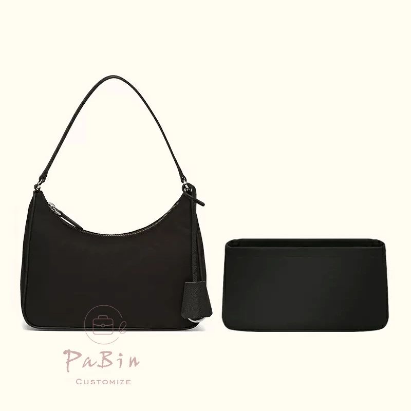 ブランド：BagCareご注意：この商品はPrada Hoboの互換商品です。バッグはただの参照物で、非売品です。 ゴチャゴチャしているバッグの中がすっきりと片付きます。内容物が一目瞭然で、取り出し易く使いやすい鞄になります。 手帳、貴重品、スマホ、長財布、iPadやkindle、化粧品、鍵、紙幣やカードなど、小物を種類別で定位置に収められます。 型崩れ防止。自立している分、様々なカバンに適しています。カバンの中に置いた時はバッグのへたる形も安定します。 シーンに応じて組み合わせ/単体利用可能。盗難防止と中身隠すため、どちらにもチャックポケットが付いています。そのままカバンから取出して化粧室で使用にも便利です。 バッグ交換便利。一つにまとめることができ、出かける際にそのまま別のバッグに入れ替えられで便利です。通勤、通学、買い物、旅行や出張の時に鞄を汚れから守ります。 【注意事項】 1.当店で取り扱っている商品は、ブランドバッグ用の「バッグインバッグ」「ショルダーストラップ」「バッグ改造用パーツ」などに限られます。商品ページに掲載されているバッグの画像はあくまで参考イメージであり、実際の販売商品ではございませんので、ご購入前に必ずご確認ください。誤解による返品につきましては、送料・手数料等はお客様のご負担とさせていただきます。 2.当店商品はお客様ご自身によるバッグの整理・カスタマイズを目的とした互換品・付属品です。改造や使用によりバッグが損傷したり、機能が失われたりする場合、当店はは一切の責任を負いかねますので予めご了承ください。 3.商品画像はお使いのモニタ端末などにより、実物と色味や質感が多少異なって見える場合がございます。 4.注文受付と入金確認の時間差により、稀に在庫切れが発生する可能性がございます。その際は誠に恐縮ですが注文をキャンセルさせていただきます。また複数商品をご購入の場合、発送方法が変更される可能性がございます。 5.ご登録住所に不備がある場合、商品をお届けできないことがあります。宛先不明による返送や再配達が生じた際の費用はお客様のご負担となりますので、住所情報の正確なご入力をお願い申し上げます。