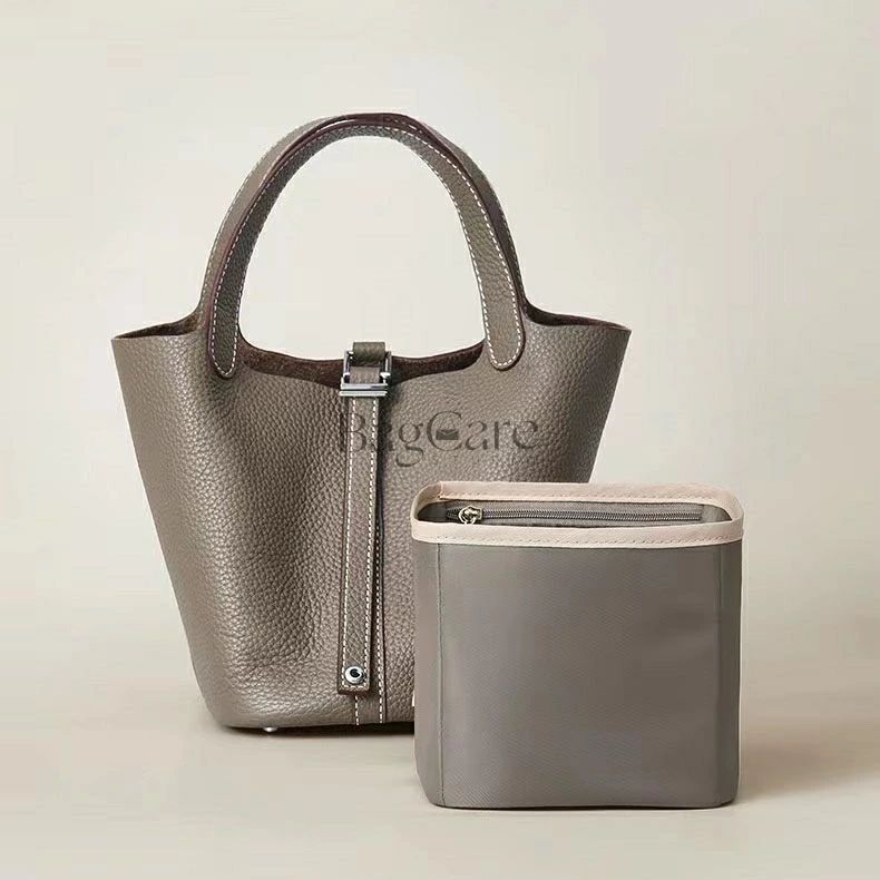 ブランド：BagCareご注意この商品は エルメスHerm?s picotin の互換商品です。バッグはただの参照物で、非売品です。 柔らかい軽量フェルト生地素材が柔らかいので、財布などデリケートな小物に傷を付けず収納ができます！また、軽量でバッグの中に入れても重くならず便利です！ 収納簡単収納力抜群！仕切りポケット、携帯電話や鍵、化粧品、ハンカチ、財布、リップクリームなどの小物をキチンと収納でき、自分の必要なものを簡単に見つけます。 自立/型崩れ防止。単独で使うときはしっかり立つことができ、カバンの中に置いた時はバッグのへたる形も安定します。形は変形しやすく鞄に完璧な組み合わせ、たくさんものを入れてもしっかりしています。 ブランドのバッグに対応普段買っている共通のカバンに対して、サイズが合わないなどの気まずさを避けました。 【注意事項】 1.当店で取り扱っている商品は、ブランドバッグ用の「バッグインバッグ」「ショルダーストラップ」「バッグ改造用パーツ」などに限られます。商品ページに掲載されているバッグの画像はあくまで参考イメージであり、実際の販売商品ではございませんので、ご購入前に必ずご確認ください。誤解による返品につきましては、送料・手数料等はお客様のご負担とさせていただきます。 2.当店商品はお客様ご自身によるバッグの整理・カスタマイズを目的とした互換品・付属品です。改造や使用によりバッグが損傷したり、機能が失われたりする場合、当店はは一切の責任を負いかねますので予めご了承ください。 3.商品画像はお使いのモニタ端末などにより、実物と色味や質感が多少異なって見える場合がございます。 4.注文受付と入金確認の時間差により、稀に在庫切れが発生する可能性がございます。その際は誠に恐縮ですが注文をキャンセルさせていただきます。また複数商品をご購入の場合、発送方法が変更される可能性がございます。 5.ご登録住所に不備がある場合、商品をお届けできないことがあります。宛先不明による返送や再配達が生じた際の費用はお客様のご負担となりますので、住所情報の正確なご入力をお願い申し上げます。