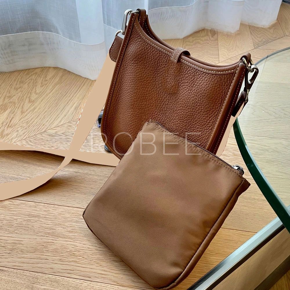 ブランド：BagCareご注意：この商品はエルメスHermes Evelyne 対応の互換商品です。バッグはただの参照物で、非売品です。 ゴチャゴチャしているバッグの中がすっきりと片付きます。内容物が一目瞭然で、取り出し易く使いやすい鞄になります。 素材が柔らかいので、財布などデリケートな小物に傷を付けず収納ができます！また、軽量でバッグの中に入れても重くならず便利です！ 収納力抜群！仕切りポケット、携帯電話や鍵、化粧品、ハンカチ、財布、リップクリームなどの小物をキチンと収納でき、自分の必要なものを簡単に見つけます。 単独で使うときはしっかり立つことができ、カバンの中に置いた時はバッグのへたる形も安定します。形は変形しやすく鞄に完璧な組み合わせ、たくさんものを入れてもしっかりしています。 ブランドのバッグに対応して専用のバッグインバッグ！普段買っている共通のカバンに対して、サイズが合わないなどの気まずさを避けました。 【注意事項】 1.当店で取り扱っている商品は、ブランドバッグ用の「バッグインバッグ」「ショルダーストラップ」「バッグ改造用パーツ」などに限られます。商品ページに掲載されているバッグの画像はあくまで参考イメージであり、実際の販売商品ではございませんので、ご購入前に必ずご確認ください。誤解による返品につきましては、送料・手数料等はお客様のご負担とさせていただきます。 2.当店商品はお客様ご自身によるバッグの整理・カスタマイズを目的とした互換品・付属品です。改造や使用によりバッグが損傷したり、機能が失われたりする場合、当店はは一切の責任を負いかねますので予めご了承ください。 3.商品画像はお使いのモニタ端末などにより、実物と色味や質感が多少異なって見える場合がございます。 4.注文受付と入金確認の時間差により、稀に在庫切れが発生する可能性がございます。その際は誠に恐縮ですが注文をキャンセルさせていただきます。また複数商品をご購入の場合、発送方法が変更される可能性がございます。 5.ご登録住所に不備がある場合、商品をお届けできないことがあります。宛先不明による返送や再配達が生じた際の費用はお客様のご負担となりますので、住所情報の正確なご入力をお願い申し上げます。