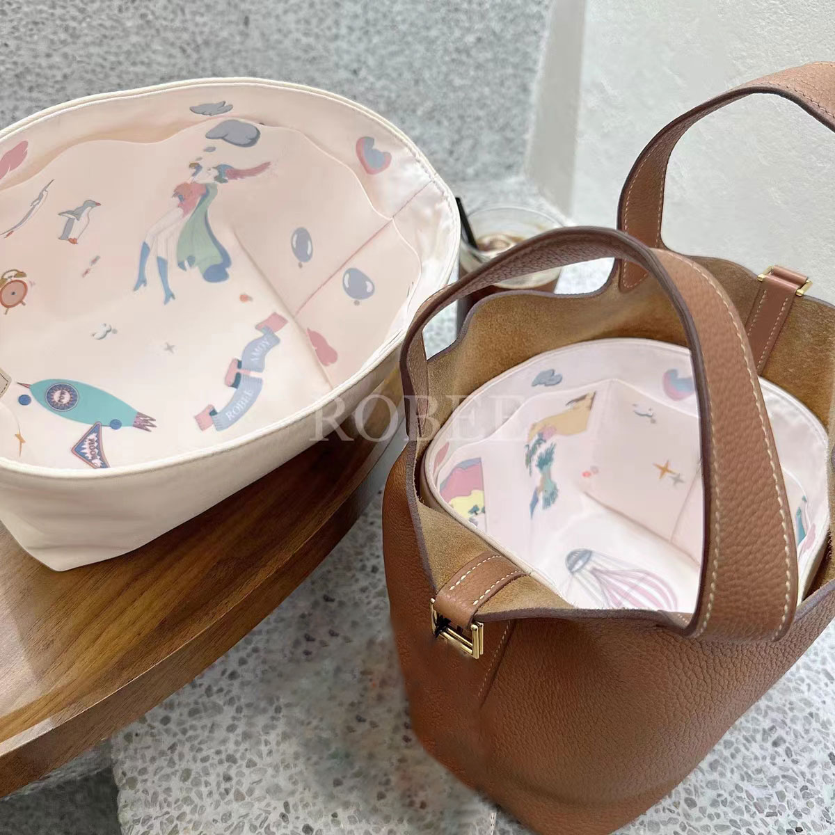 ブランド：BagCareご注意：この商品はHermesの互換商品です。バッグはただの参照物で、非売品です。携帯電話や充電ケーブル、鍵、コイン、カード、化粧品、ハンカチ、財布などの小物をキチンと収納でき、自分の必要なものを簡単に見つけます。 傷や汚れがつきにくく、丈夫で光沢のある上質な高密度ナイロンを採用、防水加工なのでお手洗いなどにも持ち運べて、水まわりに置いても平気です。 型崩れ防止。しっかり自立するので、バッグの中に置いた時はバッグのへたる形も安定させることができます。 旅行、通勤、買い物など、幅広い用途に対応。バッグにバッグが入っていれば、バッグ内のスペースの使用を明確に計画できます。 ブランドのバッグに対応して専用のバッグインバッグ！普段買っている共通のカバンに対して、サイズが合わないなどの気まずさを避けました。 【注意事項】 1.当店で取り扱っている商品は、ブランドバッグ用の「バッグインバッグ」「ショルダーストラップ」「バッグ改造用パーツ」などに限られます。商品ページに掲載されているバッグの画像はあくまで参考イメージであり、実際の販売商品ではございませんので、ご購入前に必ずご確認ください。誤解による返品につきましては、送料・手数料等はお客様のご負担とさせていただきます。 2.当店商品はお客様ご自身によるバッグの整理・カスタマイズを目的とした互換品・付属品です。改造や使用によりバッグが損傷したり、機能が失われたりする場合、当店はは一切の責任を負いかねますので予めご了承ください。 3.商品画像はお使いのモニタ端末などにより、実物と色味や質感が多少異なって見える場合がございます。 4.注文受付と入金確認の時間差により、稀に在庫切れが発生する可能性がございます。その際は誠に恐縮ですが注文をキャンセルさせていただきます。また複数商品をご購入の場合、発送方法が変更される可能性がございます。 5.ご登録住所に不備がある場合、商品をお届けできないことがあります。宛先不明による返送や再配達が生じた際の費用はお客様のご負担となりますので、住所情報の正確なご入力をお願い申し上げます。