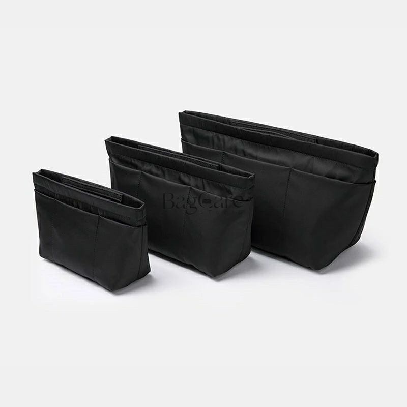 【注意事項】 1.当店で取り扱っている商品は、ブランドバッグ用の「バッグインバッグ」「ショルダーストラップ」「バッグ改造用パーツ」などに限られます。商品ページに掲載されているバッグの画像はあくまで参考イメージであり、実際の販売商品ではございませんので、ご購入前に必ずご確認ください。誤解による返品につきましては、送料・手数料等はお客様のご負担とさせていただきます。 2.当店商品はお客様ご自身によるバッグの整理・カスタマイズを目的とした互換品・付属品です。改造や使用によりバッグが損傷したり、機能が失われたりする場合、当店はは一切の責任を負いかねますので予めご了承ください。 3.商品画像はお使いのモニタ端末などにより、実物と色味や質感が多少異なって見える場合がございます。 4.注文受付と入金確認の時間差により、稀に在庫切れが発生する可能性がございます。その際は誠に恐縮ですが注文をキャンセルさせていただきます。また複数商品をご購入の場合、発送方法が変更される可能性がございます。 5.ご登録住所に不備がある場合、商品をお届けできないことがあります。宛先不明による返送や再配達が生じた際の費用はお客様のご負担となりますので、住所情報の正確なご入力をお願い申し上げます。