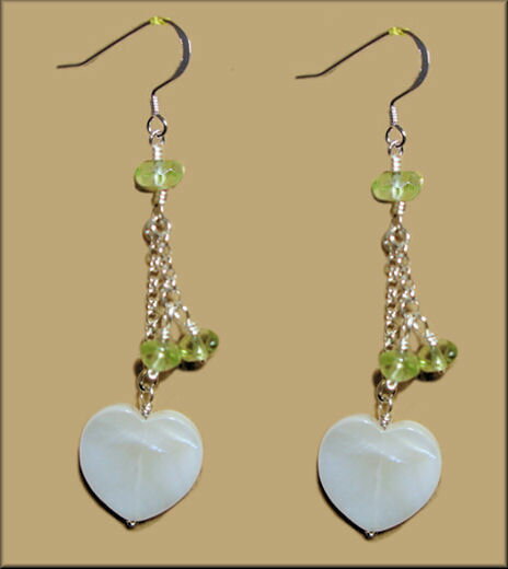 ホワイトハッピーハートグリーンペリドット人気揺れるシルバーロングピアス(4.0)