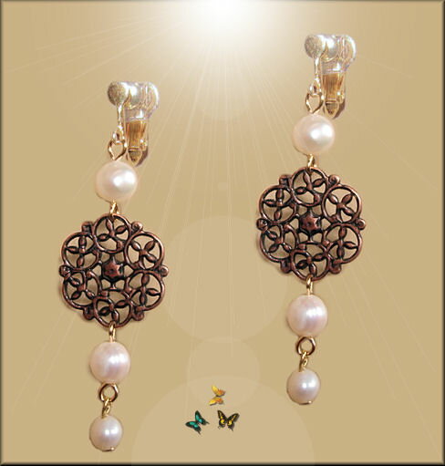 清潔感とピュアな美しさあふれる大小白淡水真珠大ぶり古美トーンフラワーモチーフを仕様した揺れ感のあるロングイヤリング。お顔周りを華やかに彩ってくれます。幅広いシーンで活躍してくれるアイテムです金具/合金/ゴールドトーン/ねじクリップタイプフラ...