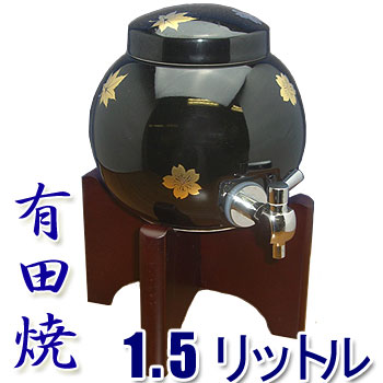 商品仕様 （本体） （木台） 容量 1.5リットル 幅 140mm 幅 150mm 奥行き 140mm 高さ 145mm 高さ 110mm 生産国：日本（佐賀県　有田） ※手作り品のため色合いや形が微妙に違う場合がございます 納期：2〜3日でお届けできます壺.甕.彫刻.名入れ.文字入れ.焼酎. ラベル. オリジナルラベル.陶器.ブライダル.引出物.ギフト.有田焼.結婚祝.プレゼント.ギフト・セット.贈り物.オリジナル.信楽焼.贈物.誕生日.還暦祝い.結婚祝い.喜寿祝い.米寿祝い.祝.父の日.母の日.敬老の日.お歳暮.栄転祝い.お中元.刻印.内祝い.寿.ラッピング無料.のし無料.昇進祝い.メッセージカード無料.記念品.退職祝い.就任祝い.バレンタインデイ.Valentine day　