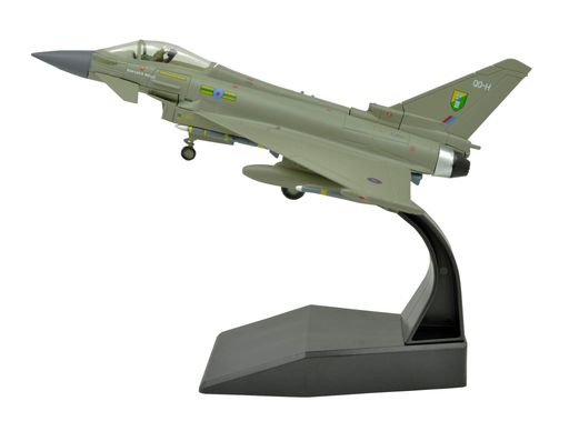 【飛行機の紹介】ユーロファイター タイフーン(Eurofighter Typhoon)は、NATO加盟国のうちイギリス、ドイツ(計画開始当時は西ドイツ)、イタリア、スペインの4ヶ国が共同開発した戦闘機で、デルタ翼とコックピット前方にカナード(前翼)を備え、カナードデルタ(canard-delta)と呼ばれる形式の機体構成をもつマルチロール機のことである。 【スケール】1/100,寸法:長さ約18cm、幅約13cm,【対象年齢】14歳以上。 【素材】高品質合金+プラスチック。重さ:約80g。【ミサイルと着陸装置は速乾性接着剤で固定する必要があります】。 【商品の特性】金型の精度+一流のペイント+元の比率と同じの細部、ディスプレイおよび軍事モデル愛好家のコレクションに適しています。 【とても良い装飾品】このモデルはリビングルーム、書斎、事務室、及びモデルショップやコーヒーショップの装飾などとしてよく利用されています。
