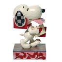 エネスコ Enesco 置物 インテリア 海外モデル アメリカ Enesco Jim Shore Peanuts Snoopy Holding Valentines Figurine, 4.75 Inch, Multicolorエネスコ Enesco 置物 インテリア 海外モデル アメリカ