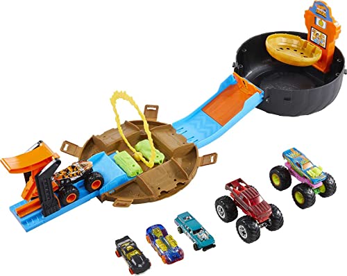 ホットウィール マテル ミニカー ホットウイール Hot Wheels Monster Trucks Stunt Tire Playset with 3 Toy Monster Trucks & 4 Hot Wheels Toy Cars in 1:64 Scale (Amazon Exclusive)ホットウィール マテル ミニカー ホットウイール