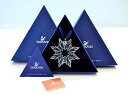 商品情報 商品名スワロフスキー クリスタル 置物 オーナメント SWAROVSKI Swarovski 2003 Annual Edition Ornamentスワロフスキー クリスタル 置物 オーナメント SWAROVSKI 商品名（英語）Swarovski 2003 Annual Edition Ornament 型番SWARV2003 ブランドSWAROVSKI 商品説明（自動翻訳）スワロフスキー2003年版アニュアルエディションオーナメントの解説。スワロフスキークリスタルの2003年版クリスマスホリデースタースノーフレークオーナメントです。裏面にオリジナルステッカーが貼られた青いオリジナル外箱、三角形の証明書、三角形のプラカード、蓋と底のある内箱、「2003」のシルバータグ、オーナメントに取り付けられた青いリボンが付属しています。 関連キーワードスワロフスキー,クリスタル,置物,オーナメント,SWAROVSKI,インテリア,海外モデル,アメリカ,輸入物,このようなギフトシーンにオススメです。プレゼント お誕生日 クリスマスプレゼント バレンタインデー ホワイトデー 贈り物