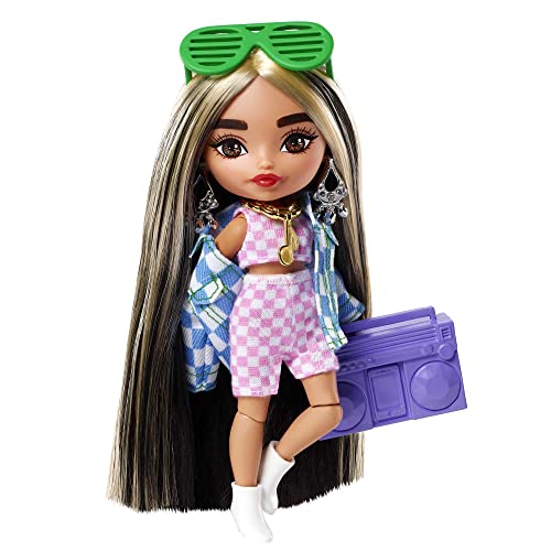 バービー バービー人形 Barbie Extra Minis Doll #2 (5.5 in) Wearing Checkered 2-Piece Fashion & Jacket, with Doll Stand & Accessories Including Shutter Sunglasses and Boombox, Gift for Kids 3 Years Old & Up?バービー バービー人形