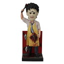 商品情報 商品名ボブルヘッド バブルヘッド 首振り人形 ボビンヘッド BOBBLEHEAD Royal Bobbles The Texas Chainsaw Massacre Leatherface Killing Mask Collectible Bobblehead Statueボブルヘッド バブルヘッド 首振り人形 ボビンヘッド BOBBLEHEAD 商品名（英語）Royal Bobbles The Texas Chainsaw Massacre Leatherface Killing Mask Collectible Bobblehead Statue 商品名（翻訳）ロイヤルボブルス レザーフェイス キリングマスク ボブルヘッド、テキサス・チェーンソー・マスカラ、プレミアムポリ樹脂製実物大フィギュア、ユニークなシリアルナンバー、絶妙なディテール 型番LC1100 海外サイズMedium ブランドRoyal Bobbles 商品説明（自動翻訳）テキサス・チェーンソー大虐殺』のレザーフェイスは、テキサス州キングスランドの牧場に近づく旅人を誘拐し、殺し、料理する、醜く精神に異常をきたした大量殺人者である。彼の名前は、人間の皮膚を使ったマスクからきている！ロイヤルボブルスでは、エンターテイナー、アーティスト、歴史的・政治的な人物など、有名なアイコンの数種類の製品ラインを用意しています。それぞれの商品には、ユニークなシリアルナンバーが記載された真正性ホログラムが付属しています。各プレミアムボブルヘッドは、カスタムカットの発泡スチロール製インナープロテクター付きのカラフルなコレクターズボックスに入っています。高さ8インチ以上、高品質のヘビーウェイトポリレジン製で、ひとつひとつ手描きされています。それぞれのボブルヘッドは、慎重に研究され、心を込めて作られ、非常に詳細です。2009年に設立されたRoyal Bobblesは、高品質かつ精巧なコレクタブルフィギュリンのプレミアムデザイナーとメーカーであり、すべての製品の詳細と耐久性の高いレベルを可能にする、その現実的でリアルな似顔絵で業界をリードしています。 関連キーワードボブルヘッド,バブルヘッド,首振り人形,ボビンヘッド,BOBBLEHEADこのようなギフトシーンにオススメです。プレゼント お誕生日 クリスマスプレゼント バレンタインデー ホワイトデー 贈り物