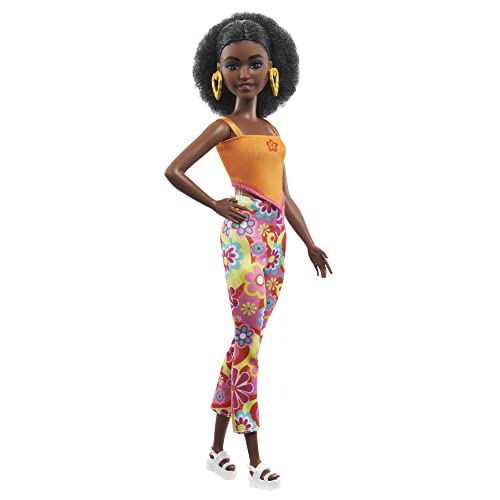 バービー バービー人形 Barbie Fashionistas Doll with Petite Frame, Curly Black Hair, Retro Floral Outfit, Platform Sandals, Gold Earringsバービー バービー人形