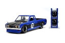 ジャダトイズ ミニカー ダイキャスト アメリカ Just Trucks 1:24 Datsun 620 Pickup Die-Cast Truck w/Tire Rack, Toys for Kids and Adults(Blue/Black Stripe)ジャダトイズ ミニカー ダイキャスト アメリカ