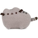 商品情報 商品名ガンド GUND ぬいぐるみ リアル お世話 GUND Pusheen The Cat Knit Plush, Stuffed Animal for Ages 8 and Up, Gray, 6”ガンド GUND ぬいぐるみ リアル お世話 商品名（英語）GUND Pusheen The Cat Knit Plush, Stuffed Animal for Ages 8 and Up, Gray, 6” 商品名（翻訳）GUND プシーン・ザ・キャット ニットぬいぐるみ 8歳以上対象 グレー 6インチ 型番6066330 ブランドGUND 商品説明（自動翻訳）みんなが大好きなタビー・タビーのプシーンが、スタイリッシュなかぎ針編みのルックで戻ってきました！この6インチのぬいぐるみは、クラシカルな立ちポーズのプーシーン。このユニークなテクスチャーのソフトなぬいぐるみは、ポップカルチャーのファンやコレクターのお部屋のインテリアに最適です。GUNDプシーンコレクションのぬいぐるみは、プレミアムで柔らかく、表面で洗えるぬいぐるみでデザインされており、保護用のポリ袋に入っています。プシーンは、1000万人以上のソーシャルメディアファンにフォローされている彼女の人気ウェブコミックで、世界中の人々に笑顔と笑いをもたらすのが大好きな、甘く、怠惰で、ふくよかなタビーキャットです。GUNDのプシーンぬいぐるみコレクションは、この愛らしくも無気力な猫と、ナマケモノ、ストーミー、ピップ、チークなどとの冒険を、ご自宅やデスクなど、笑顔が欲しい場所にお届けします。GUNDのプシーンぬいぐるみは、愛らしいホームデコレーションになり、猫好き、プシーンファン、カワイイぬいぐるみコレクターへのギフトに最適です。 関連キーワードガンド,GUND,ぬいぐるみ,リアル,お世話,かわいいこのようなギフトシーンにオススメです。プレゼント お誕生日 クリスマスプレゼント バレンタインデー ホワイトデー 贈り物