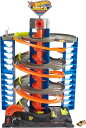 ホットウィール マテル ミニカー ホットウイール Hot Wheels City Mega Garage Playset with Corkscrew Elev...