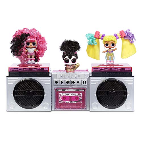 商品情報 商品名エルオーエルサプライズ 人形 ドール L.O.L. Surprise! LOL Surprise Remix Pets 9 Surprises, Real Hair Includes Music Cassette Tape with Surprise Song Lyrics, Accessories, Dollsエルオーエルサプライズ 人形 ドール 商品名（英語）L.O.L. Surprise! LOL Surprise Remix Pets 9 Surprises, Real Hair Includes Music Cassette Tape with Surprise Song Lyrics, Accessories, Dolls 商品名（翻訳）L.O.L.サプライズ!Remixペット リアルヘアーを使った9つのサプライズ サプライズソングの歌詞が入ったカセットテープ、アクセサリー、人形が付属しています。 型番567080E7C 海外サイズSmall ブランドL.O.L. Surprise! 商品説明（自動翻訳）激しいB.B.S.がステージに立つ準備をしていますが、彼らのSo Extra Tourでは音楽も含めて全てがリミックスされています。彼らは、B.B.S.全員に、彼らのクルーと一緒にコンサートを開催することを呼びかけています。彼らのフレッシュなサウンドと、突飛なファッション、そして目を見張るような動きで、私達のベストを尽くして、その激しい音楽を演奏し、このヴァイブをリミックスします。リミックス・ペットは全員本物の髪の毛を持った新しいキャラクターで、それぞれが音楽のジャンルを代表しています。ペットたちはコンサートに行きたいけど、ペットの入場は禁止されているので、人形のような衣装を着せられてしまいました。これで、彼らはショーに潜入することができるようになりました。究極のコンサート「So Extra Tour」の舞台裏に潜入してみると、歌詞がリミックスされていることに気がつきました。カセットプレーヤーのパッケージから自分の歌の歌詞の箱を開けるためにカセットテープを引っ張って、彼らを助けてください。歌詞を記入するために歌詞シートの数字にステッカーの数字を一致させます。L.O.L. Surprise!リミックスライン全体を集めて歌詞を完成させます。L.O.L. Surprise!Remixペット2つのL.O.L. Surprise!ヘアフリップ」2個と「L.O.L.サプライズリミックスペット」1個のパッケージをつなげてラジカセを作ります。L.O.L. Surprise!Remixの全曲を完成させることができます。また、歌詞をミックス＆マッチさせて、あなただけのリミックスを作成することもできます。 関連キーワードエルオーエルサプライズ,人形,ドールこのようなギフトシーンにオススメです。プレゼント お誕生日 クリスマスプレゼント バレンタインデー ホワイトデー 贈り物