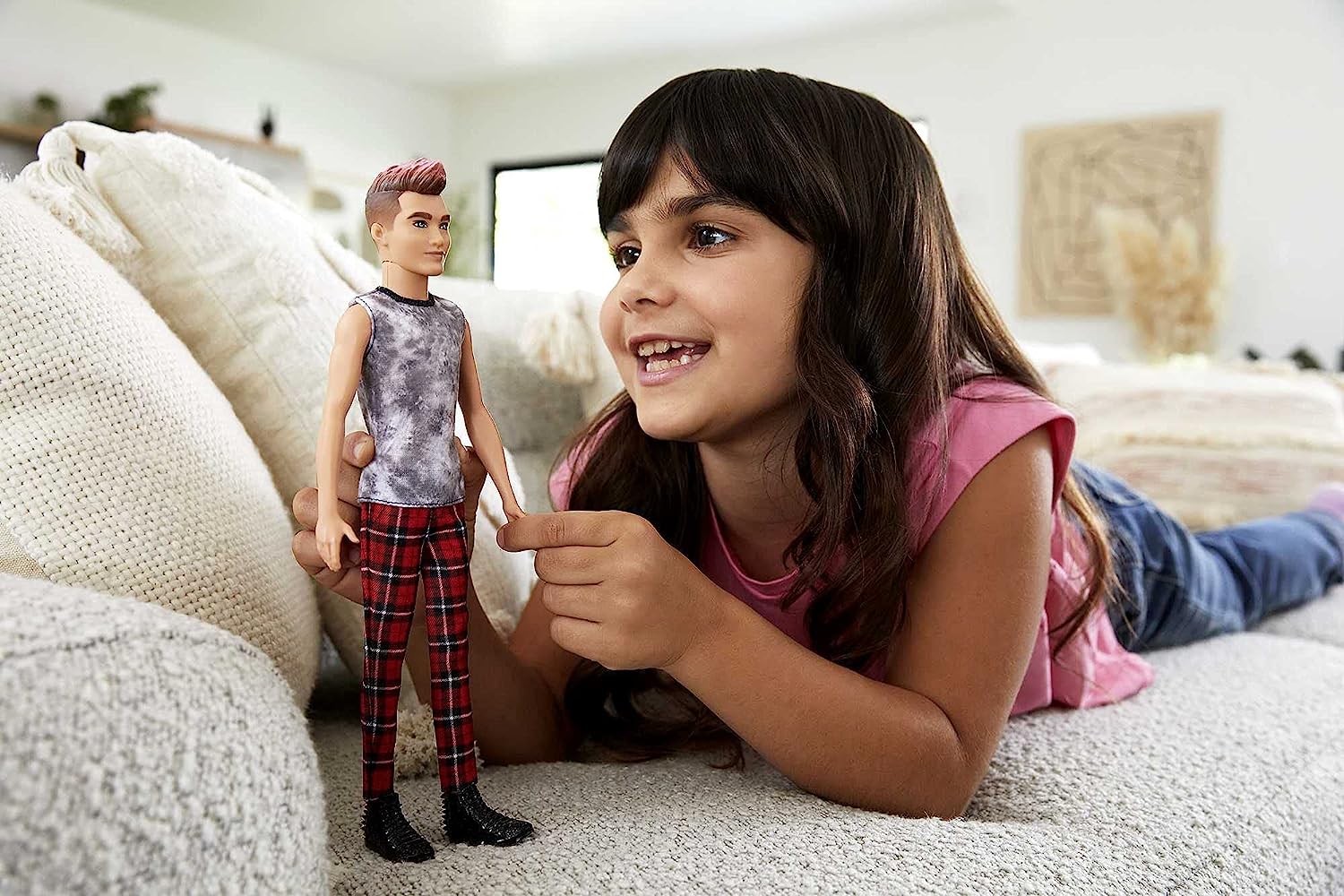 バービー バービー人形 ファッショニスタ 【送料無料】Barbie Ken Fashionistas Doll #176 with Sculpted Brunette Ombre-Tipped Hair Wearing a Sleeveless Tie-dye Shirt, Red Plaid Pants & Black Boots, Toy for Kidsバービー バービー人形 ファッショニスタ