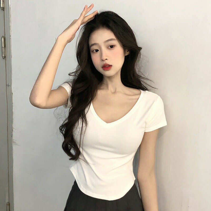 純欲風Vネック半袖Tシャツ女夏の修身着やせ見えショート丈変則ボトムトップス