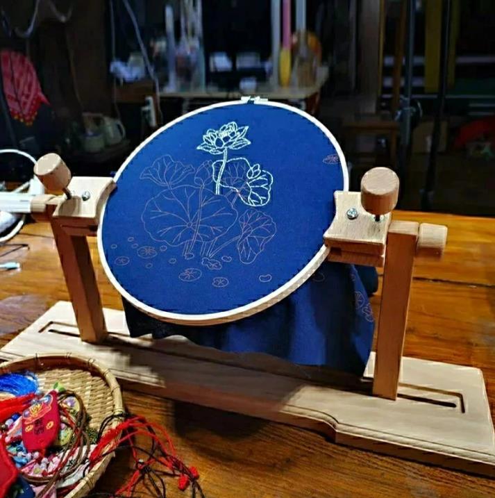 刺繍枠スタンド 直径36cm 木製 刺繍 枠 スタンド 両手が空く 手芸 クロスステッチ フレーム ラック 台座 卓上 組み立て式 説明書付き キルト キット 縫製 回転