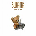 ↑こだわりのギフトラッピングはこちら↑SWANK（スワンク）SWANK社は、1897年サミエル・ストーン氏とモーリス・ベアー氏によって、マサチューセッツ州のアトルボロ市に、婦人用ジュエリーの工場として設立されました。一大ジュエリー産業都市となった1908年には、紳士用の装身具製造のため、会社が新しく組織化され、ここからスワンク社の世界的紳士用ジュエリーブランドのリーダーとなる活躍が始まります。1920年には、一流ファッション雑誌「メトロポリタン」誌にオリジナルのカフスボタン「Kum-a-part」の広告を掲載、また1927年にはSWANKの名前で新しいカラーホルダーの広告展開を開始しました。さらにこの時期には、ニューヨーク・シカゴ・ロサンジェルス等、米国全土に7カ所の卸部門を開設し、装身具の販売を全米へと展開して行きました。