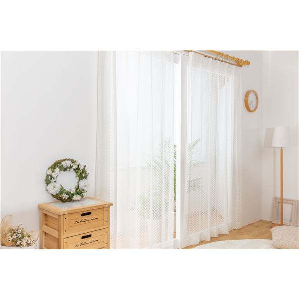 ■サイズ・色違い・関連商品■幅150cm 丈78cm 1枚■幅150cm 丈83cm 1枚■幅150cm 丈88cm 1枚■幅150cm 丈93cm 1枚■幅150cm 丈98cm 1枚■幅200cm 丈103cm 1枚■幅200cm 丈108cm 1枚■幅200cm 丈113cm 1枚■幅150cm 丈203cm 1枚■幅150cm 丈208cm 1枚■幅150cm 丈213cm 1枚■幅150cm 丈218cm 1枚■幅150cm 丈223cm 1枚■幅150cm 丈228cm 1枚■幅150cm 丈233cm 1枚■幅150cm 丈238cm 1枚[当ページ]■幅150cm 丈243cm 1枚■幅150cm 丈248cm 1枚■幅150cm 丈253cm 1枚■幅150cm 丈258cm 1枚関連商品の検索結果一覧はこちら■商品内容金糸の縁取りが上品さを際立たせるドット柄のレース。 主張し過ぎず、お部屋のアクセントになります。■商品スペック■組成：ポリエステル100％ ■日本製 ■1.5倍ヒダ ■アジャスターフック　Aフック ■機能 ウォッシャブル■注意事項・幅150cm・200cmの商品には継ぎ目が入ります。・幅100cmは2枚入り、幅150・200cmは1枚入りです。・付属のアジャスターフックはレールによってお使いいただけない場合がございます。　天井に付いているレールや、装飾のあるレールは開け閉めしにくくなることがあります。・洗濯の際には洗濯表示に従ってください。・受注生産品につき、ご注文後のお客様ご都合によるキャンセル、返品はお受け出来かねます。・折り畳んだ状態で梱包しておりますので、畳みシワができる場合がございます。　カーテンをレールに吊るして頂ければカーテンの自重で徐々にシワが軽減されていきますが、霧吹きでシワの箇所を少し湿らせておくことをおすすめします。・商品写真はできる限り実物の色に近づけるよう加工しておりますが、撮影環境やお客様のお使いのモニター設定、お部屋の照明等により実際の商品と色味が異なる場合がございます。ご了承ください。■送料・配送についての注意事項●本商品の出荷目安は【6 - 9営業日　※土日・祝除く】となります。●お取り寄せ商品のため、稀にご注文入れ違い等により欠品・遅延となる場合がございます。●本商品は仕入元より配送となるため、沖縄・離島への配送はできません。