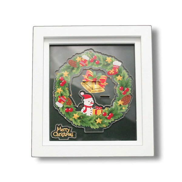 ■商品内容透明感が美しいアクリルで出来たクリスマスリースの額装品。木製の額にセットして飾る事が出来ます。中身のアクリルクリスマスリースを土台に差し込んで立たせます。(クリスマスリースの台紙が付いています)リースのみを壁掛けにしても可愛く飾れます。額にはスタンド付きで飾る場所を選びません。壁掛けにもご使用いただけます。(壁掛けヒモ付き)■商品スペック●セット内容：フレーム×1　リース×1●商品セットサイズ：約168×152×厚み25(スタンド除く)mm　358g●アクリルリースサイズ：高さ約110×幅104mm　約24g●アクリル土台サイズ：約60×48mm　約7g●材質／フレーム：木製・アクリル●スタンド付き●壁掛けヒモ付き●箱入り●原産国：日本■送料・配送についての注意事項●本商品の出荷目安は【2 - 4営業日　※土日・祝除く】となります。●お取り寄せ商品のため、稀にご注文入れ違い等により欠品・遅延となる場合がございます。●本商品は仕入元より配送となるため、沖縄・離島への配送はできません。[ xw4876bl3000 ]