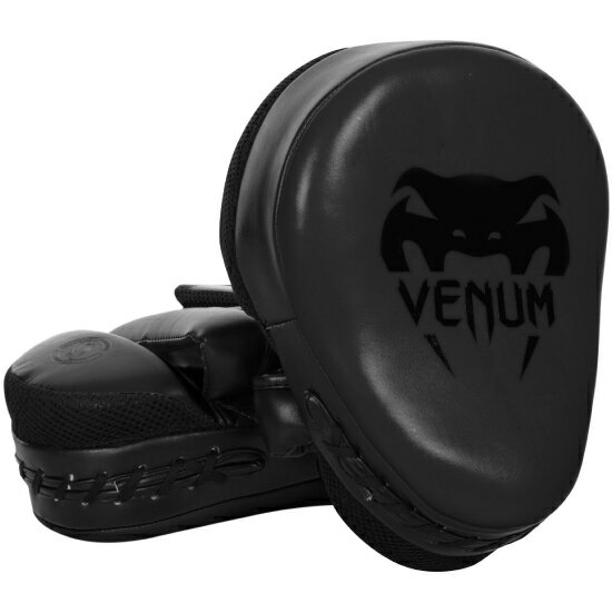 Venum Focus Cellular 2.0 ミットは、試合やトレーニングの時に快適性と保護機能を提供する高密度フォームパッドを入れました。 タイで手作業で精巧に作った Venum Focus ミット。 滑らないように目の粗い織物で覆い、手のひらの部分が曲線形状のデザインになっているため、パンチを打つたびに完璧な音がします。 軽量であるため、トレーナーとアスリート両方のパワーと正確性が増します。 トレーニングの最後には高速パンチが打てるようになること間違いなし。 〇サイズ ・FREE（長さ：29cm×幅：20cm） ※若干誤差が生じる場合がございます。 ○カラー ・マットブラック ■備考 ・セミレザー製。 ・クマの足のように、手のひらの部分が曲線形状。 ・目の粗い織物で覆ったため、最高の快適感を提供し、滑りません。 ・ワンサイズ。 ・重量 :片方約433g 〈ご注意下さい〉 ※色彩は、撮影状況や画面により実際と異なる場合があります。 ※不良品以外の返品、交換はお受付しておりません。 ※サイズは目安です。若干の誤差がある場合があります。 ※当店では店舗および他オンラインショップと併売しておりますため、ご注文時に在庫反映に遅れが生じ完売している場合がございます。